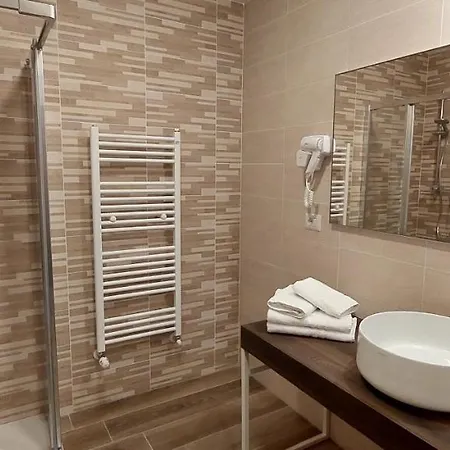 Della Luna Hotel *
